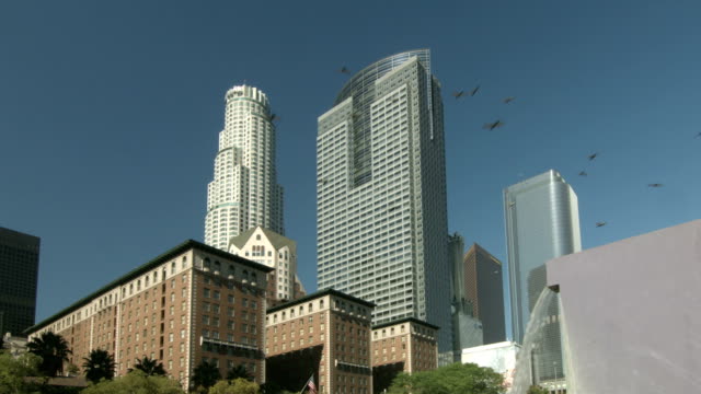 Birds-fly-across-Pershing-Square-in-down-town-Los-Angeles