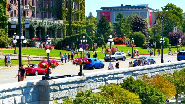 Downtown-Victoria-City,-Tourists-in-Front-of-Empress