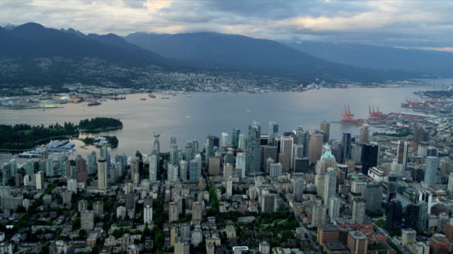 Aerial-Abenddämmerung-Blick-auf-die-Stadt-und-den-Hafen-und-vom-Hafen-Vancouver