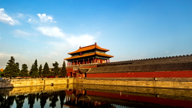 Verschiedene-Blick-auf-den-Eingang-des-Palace-Museum-bei-Sonnenuntergang,-Peking,-China