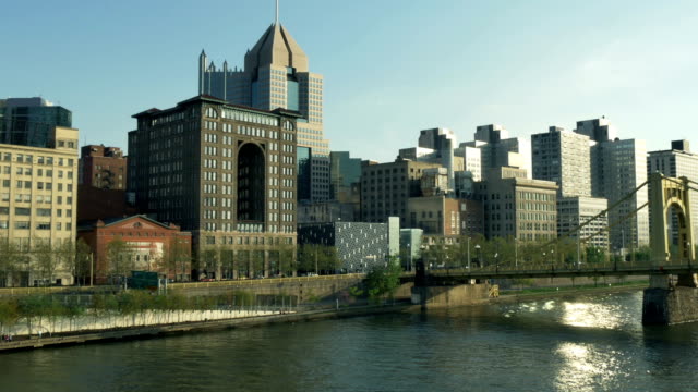Pittsburgh,-Pennsylvania,-USA-–-ca.-Mai-2014-–-Ein-Abend-establishing-shot-von-Gebäuden-in-der-Innenstadt-von-Pittsburgh,-Pennsylvania.