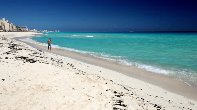 Atlético-hombre-para-correr-en-la-playa-caribeña,-Cancún