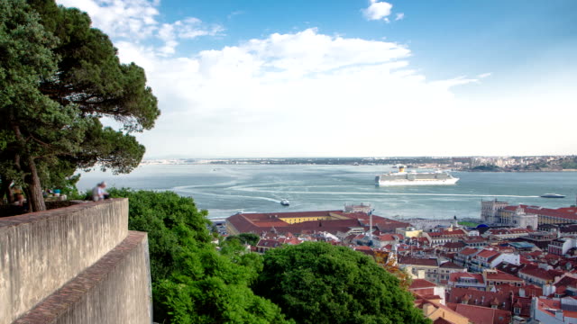 Vista-de-la-histórica-cumbre-de-Lisboa-Baixa-el-centro-de-la-ciudad-y-el-río-Tajo,-de-san-Jorge-St.-George-castillo-en-Lisboa,-Portugal-timelapse