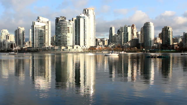 Yaletown-Morning-Reflections,-False-Creek,-Vancouver