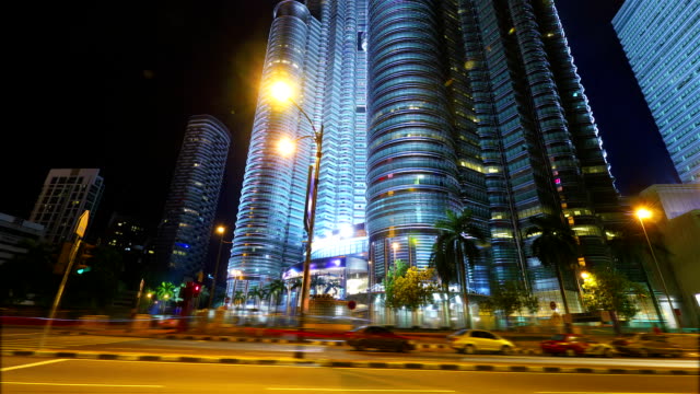 Petronas-Twin-towers.-Timelapse-in-Bewegung