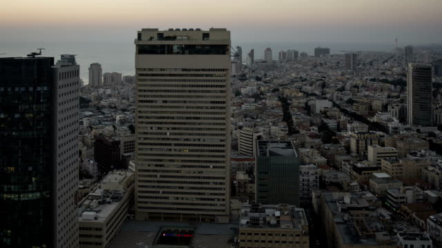 Tel-Aviv-ciudad,-lapso-de-tiempo-del-atardecer-de-edificios-de-oficinas