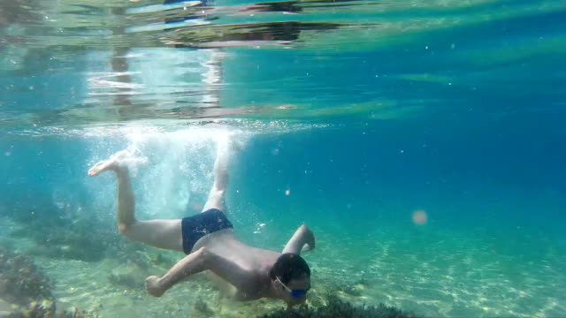 Schwimmen-und-genießen-Sie-im-Meer