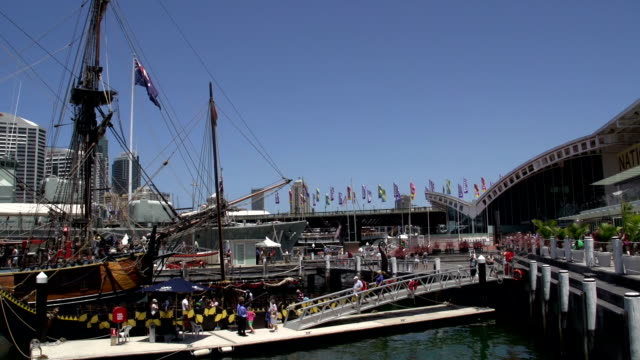 Pan-des-Darling-harbour-und-des-national-maritime-Museums-in-Sydney,-Sydney-tower-und-die-skyline-der-Stadt-im-Hintergrund.