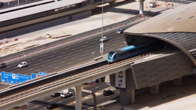 Ruht-auf-Aufnahme-der-U-Bahn-weiter-auf-der-Brücke,-Dubai,-Vereinigte-Arabische-Emirate
