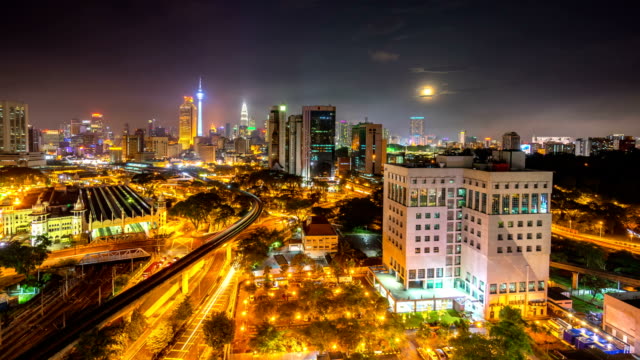 Zeitraffer.-Kuala-Lumpur-bei-Nacht-mit-Vollmond.