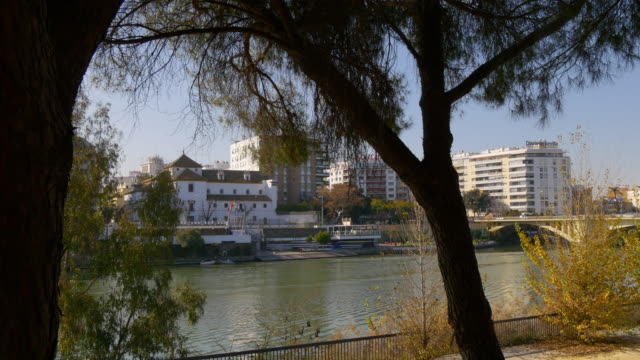Sevilla-Tageslicht,-Blick-auf-den-Fluss-4-k-Spanien