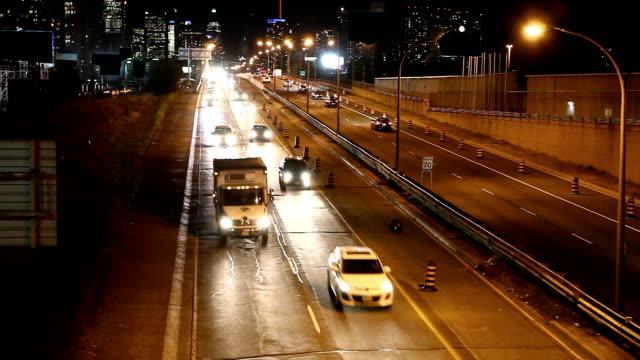 Starker-Verkehr-in-der-Stadt-bei-Nacht-von-Toronto