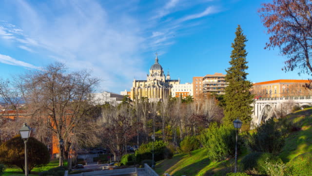 Madrid-sonniger-Tag-Blick-auf-den-Park-auf-die-almudena-Kathedrale-4-k-Zeitraffer-Spanien