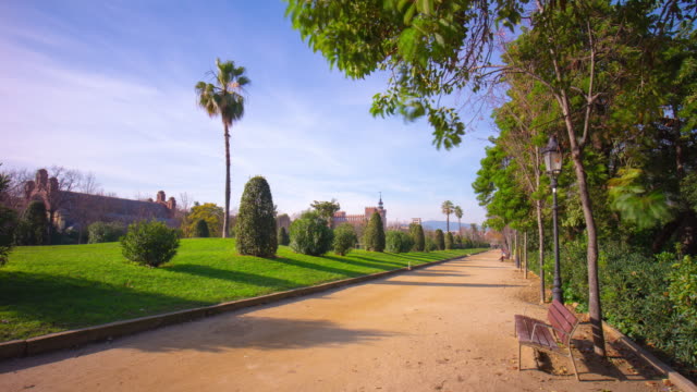 Día-soleado-de-Barcelona-España-Ciutadella-Parque-a-4-K-lapso-de-tiempo-viaje