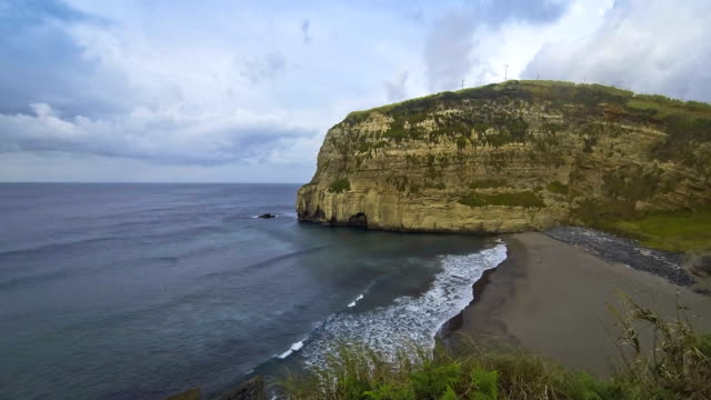 Playa-cerca-de-Ribeira-Grande-pueblo,-San-Miguel,-las-islas-Azores,-Portugal