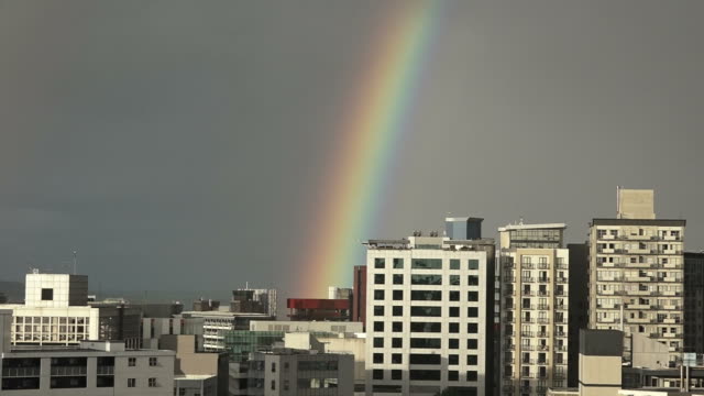 Starke-Regenbogen-über-dem-Stadt-Gebäude