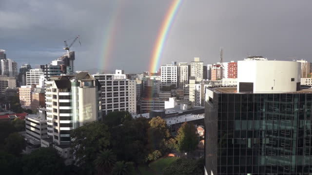 Doppelter-Regenbogen-über-die-Stadt