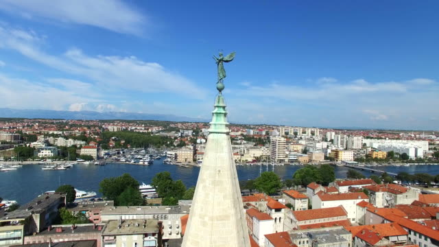 Engel-auf-Turm-der-Kathedrale-von-St.-Anastasia-in-Zadar,-Kroatien
