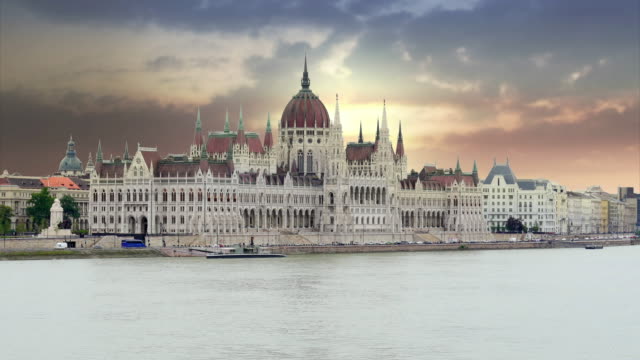 Budapest-mit-Blick-auf-das-Parlamentsgebäude-und-die-Donau