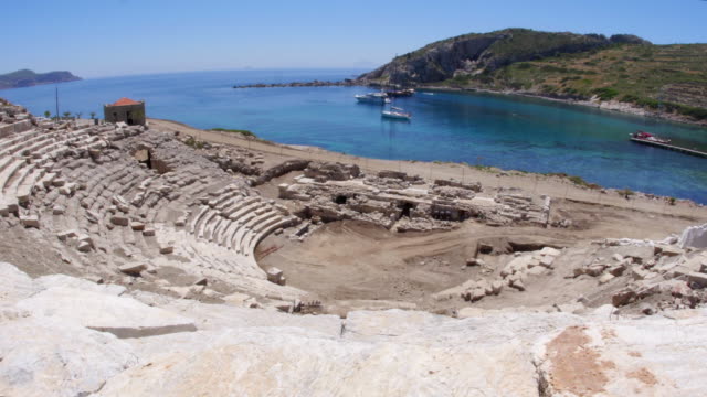 Knidos-Amphitheater-und-die-majestätische-See,-Datca,-Türkei