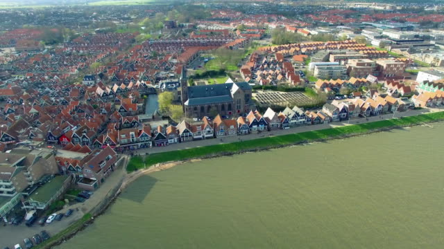 Ciudad-de-Volendam-en-Norte-Holanda-sobre-verde-agua-vista-de-frente-casas-de-playa