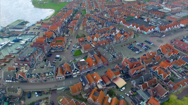 Ciudad-de-Volendam-en-Norte-Holanda-arriba-vista-de-casas-va-hacia-el-agua