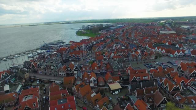 Ciudad-de-Volendam-en-Holanda-del-norte-en-los-países-bajos-aéreo-paso-elevado-de-hogares