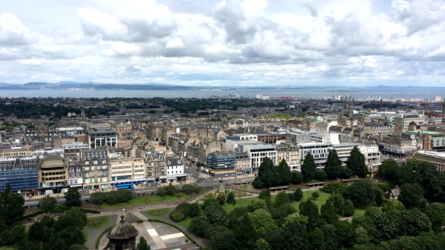 Luftaufnahme-von-Edinburgh-in-Schottland