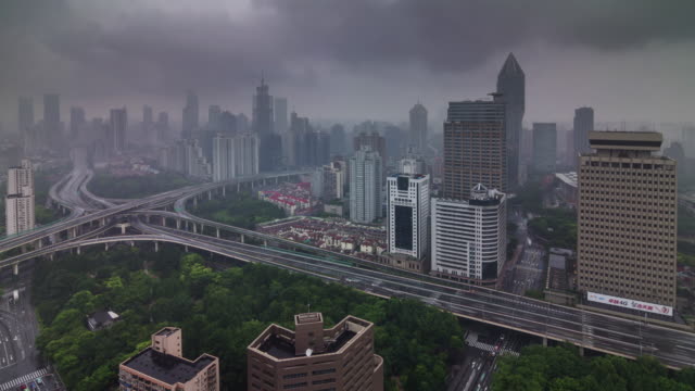 lluviosa-nublada-panorámica-en-la-azotea-ver-en-camino-del-paso-elevado-tráfico-4-lapso-de-tiempo-k-de-Shangai