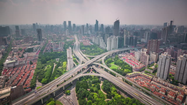 China-día-de-verano-Shangai-paisaje-urbano-tráfico-carretera-cruce-techo-superior-panorama-4k-lapso-de-tiempo