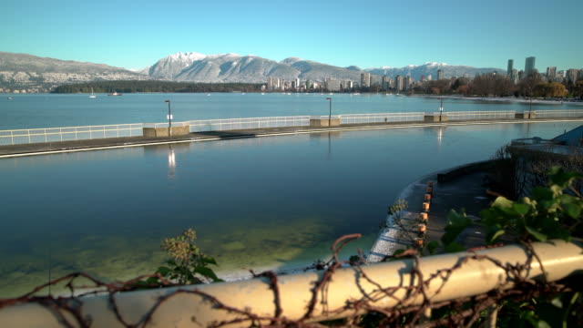 Kitsilano-Pool-Winter-Schnee,-Vancouver-4K-UHD