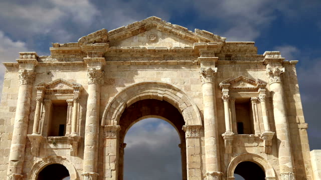Bogen-von-Hadrian-in-Gerasa-(Jerash)--wurde-gebaut,-um-den-Besuch-des-Kaisers-Hadrian-nach-Jerash-in-129/130-n.-Chr.-Jordan-zu-Ehren