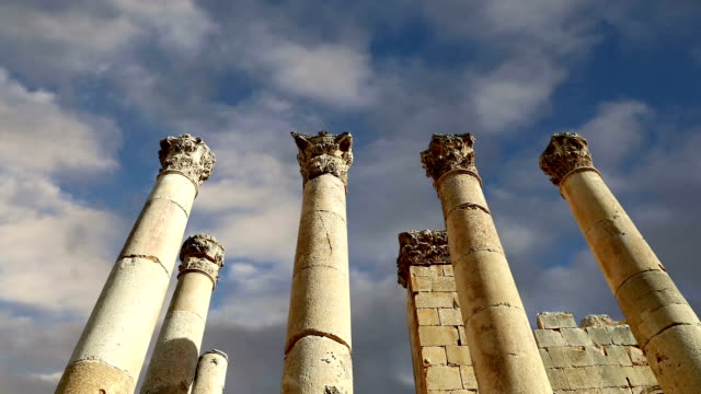 Römische-Säulen-in-der-jordanischen-Stadt-Jerash-(Gerasa-des-Altertums),-Hauptstadt-und-größte-Stadt-von-Jerash-Governorate,-Jordanien