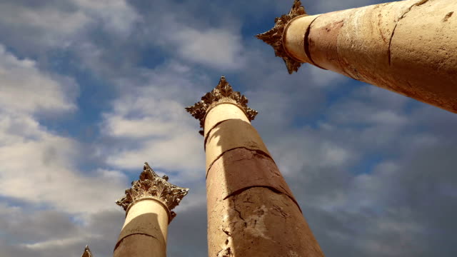 Römische-Säulen-in-der-jordanischen-Stadt-Jerash-(Gerasa-des-Altertums),-Hauptstadt-und-größte-Stadt-von-Jerash-Governorate,-Jordanien