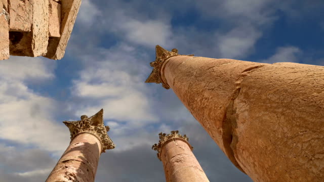 Columnas-romanas-en-la-ciudad-jordana-de-Jerash-(Gerasa-de-antigüedad),-capital-y-ciudad-más-grande-de-Jerash-Governorate,-Jordania