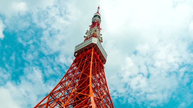 Zeitraffer-des-Tokioter-Turms-in-blauem-Himmel
