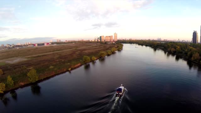 Luftaufnahmen-eines-Sportbootes-auf-der-Moskwa-im-Moskauer-Stadtteil-Strogino.-Bootsfahrt-auf-dem-Moskauer-Fluss.-Sonnenuntergang-bei-Sonnenuntergang.-Alie-parusa
