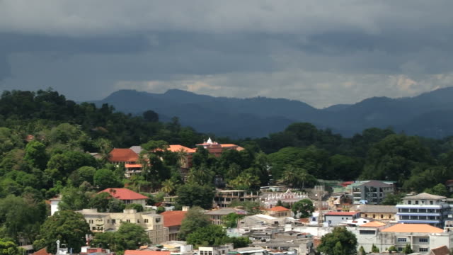 Parte-histórica-de-la-ciudad-con-nubes-bajas-en-Kandy,-Sri-Lanka.