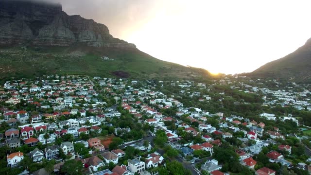 Aerial-links-Sweep---Sonnenuntergang-Tafelberg