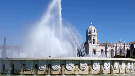 Brunnen-im-Garten-Praça-Imperio-in-Lissabon,-Portugal