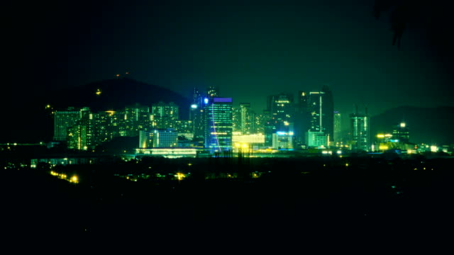 paisaje-urbano-de-la-hermosa-noche-con-edificio-urbano