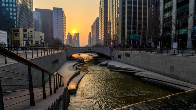 Sunrise-timelapse-at-Cheonggyecheon-Stream,-Seoul,-South-Korea,-4K-Time-lapse