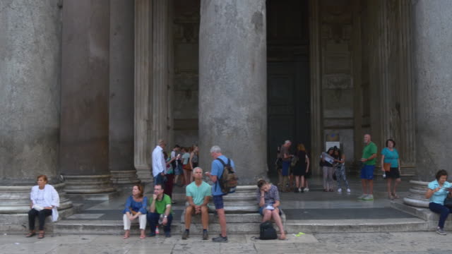 Italia-ciudad-atardecer-famoso-Panteón-de-columna-de-Roma-caminando-panorama-4k