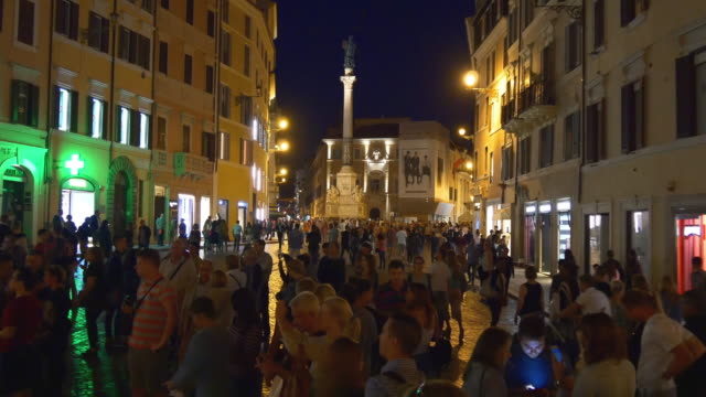 columna-de-Plaza-de-España-de-Roma-Italia-la-noche-de-la-Inmaculada-4k