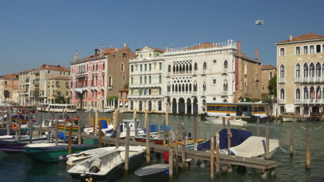 Italien-Sommer-Tag-Venedig-Stadt-berühmten-Fischmarkt-Boot-parken-Kanal-Panorama-4k