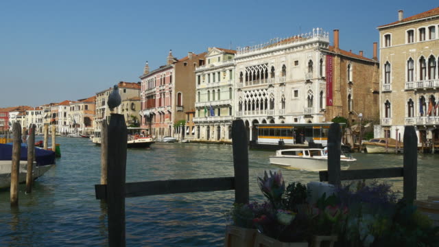 Italien-Venedig-Stadt-Sommer-Tag-berühmten-Fischmarkt-Boot-parken-Kanal-Panorama-4k