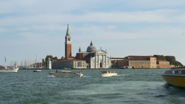 Italien-Venedig-Passagier-Schiff-Campanile-San-Giorgio-Maggiore-Basilika-Fahrt-Panorama-4k