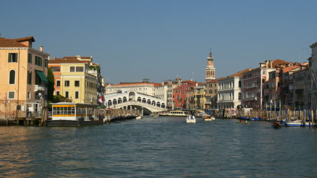Italia-al-atardecer-luz-Venecia-ciudad-famoso-gran-canal-rialto-puente-carretera-viaje-panorama-4k