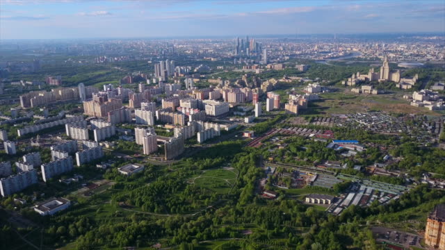 Russland-Moskau-Universität-Stadtbild-Park-Antenne-Sonnenuntergangszeit-Stadtpanorama-4k