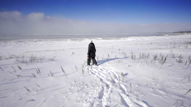 madre-y-el-niño-caminando-Canadá-ontario-de-Bahía-georgiana-en-invierno-con-nieve